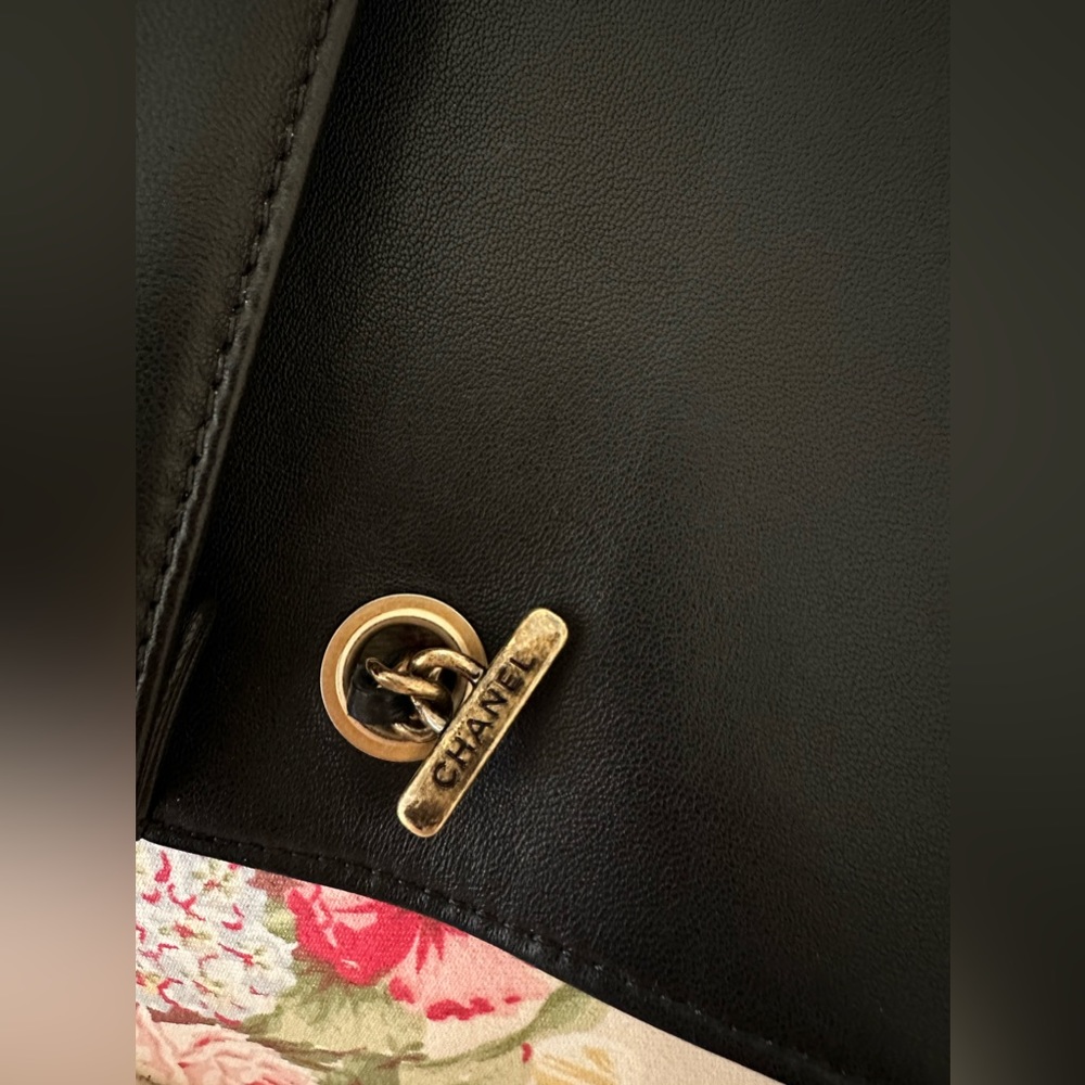 Authentic Chanel Purse. - Picture 8 of 12